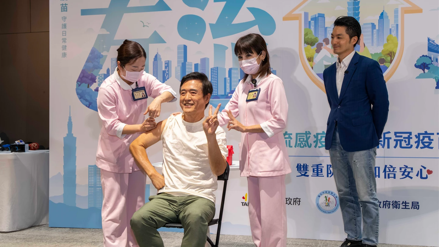 公費疫苗開打首日破紀錄！流感26.6萬人　新冠近10萬人