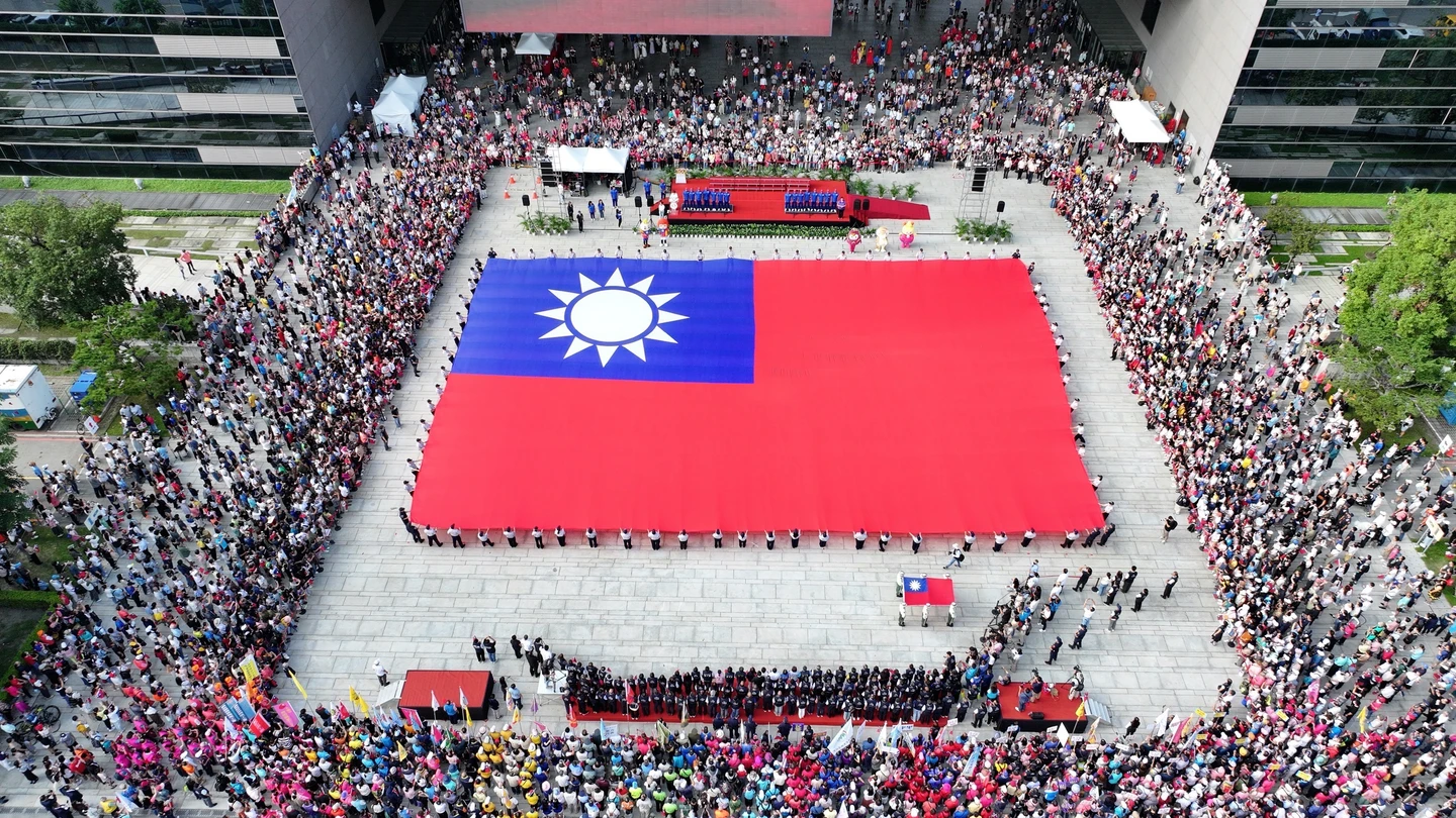 台中國慶升旗陸空接力！少棒冠軍小將領唱國歌、無人機展國旗　限量POLI水壺免費送