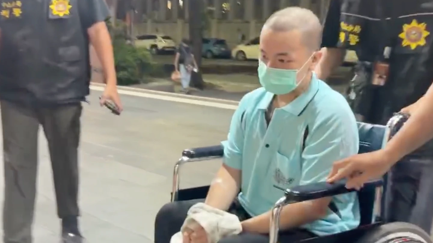 富邦砍人兇嫌出院！認因不滿「車禍遭獅子大開口」肉搜行兇　坐輪椅移送北檢