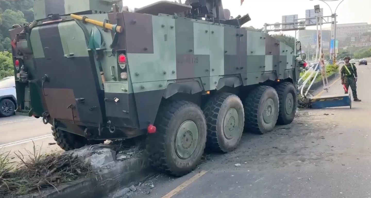 雲豹甲車關渡大橋撞斷燈桿卡分隔島！駕駛女軍官：座椅損壞釀禍　現場畫面曝