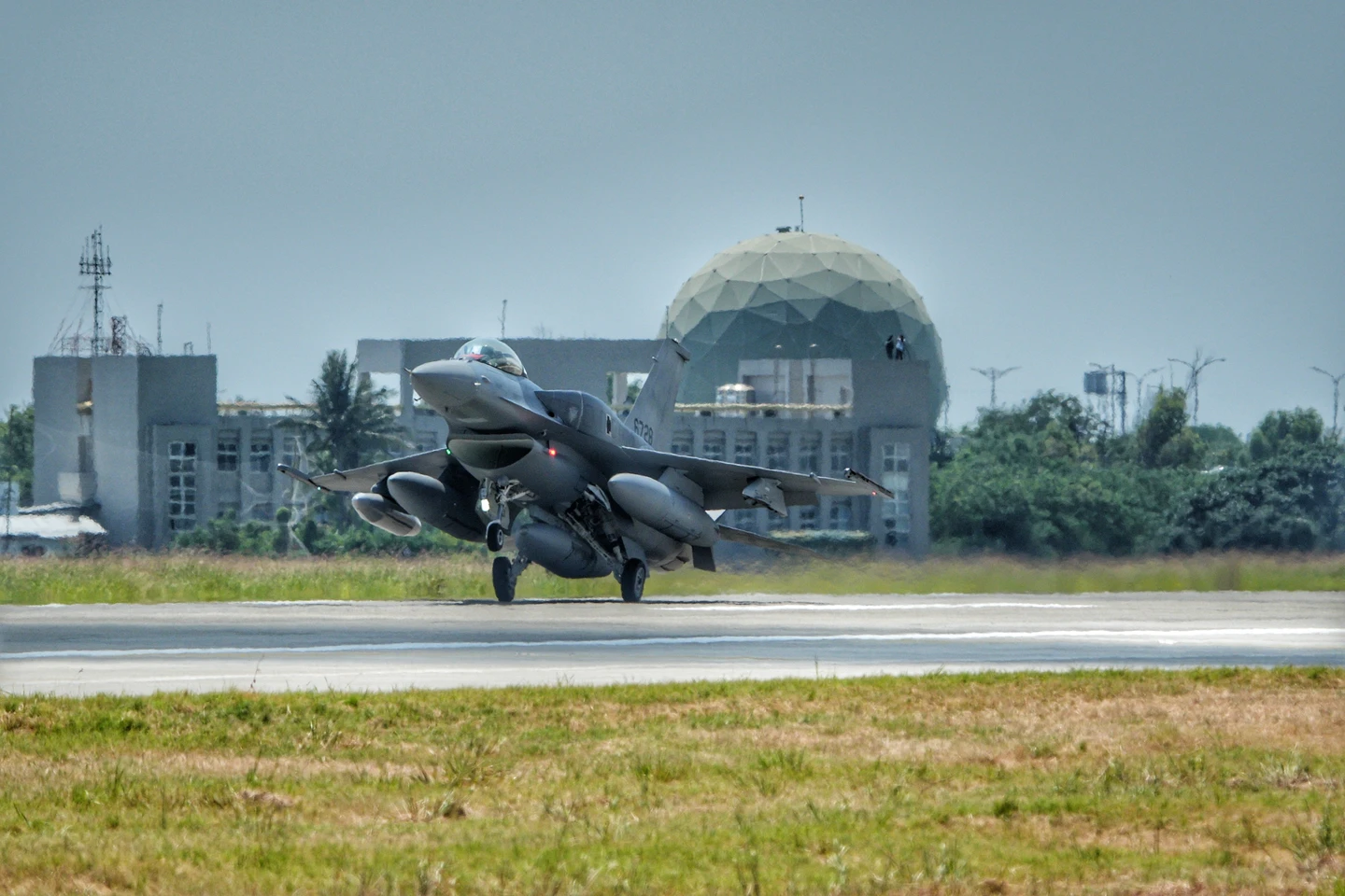 延宕多年終抵台！首批2架F-16V今飛交台東　降落志航基地畫面曝