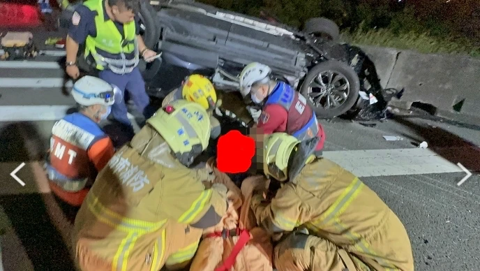 國1台南段3車連環撞！休旅車四輪朝天　50歲駕駛「腦漿外溢」慘死