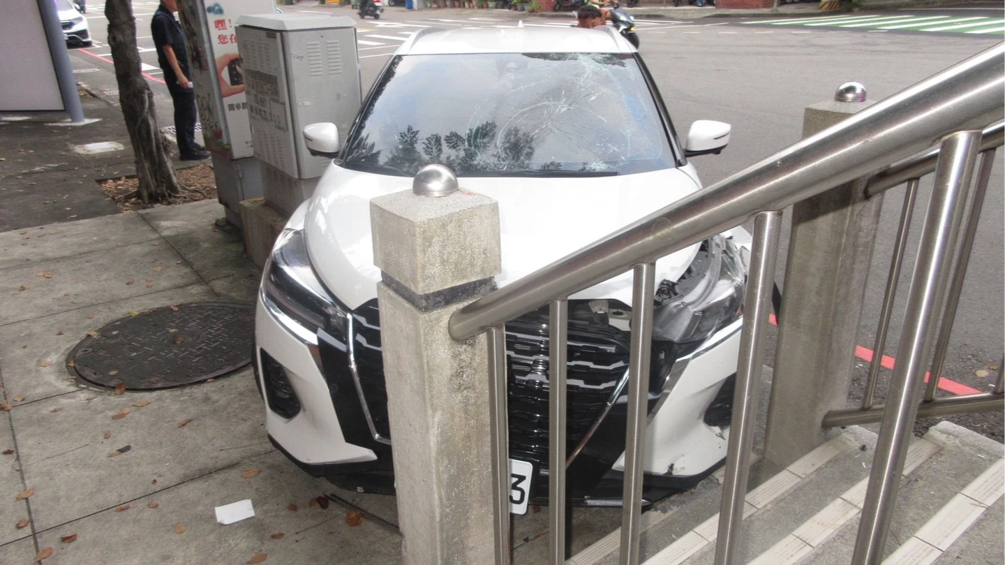 又是毒駕！男駕車失控衝撞天橋掃傷3人　「胡言亂語」唾液快篩陽性遭逮