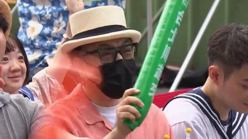 蔡康永現身沈伯洋競總！搖滾區熱情揮舞加油棒　親回是否去蔣萬安場子