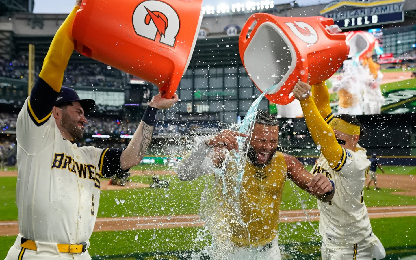 MLB｜兩出局2好球敲逆轉再見安！喬里奧9局下棒打教士火球男　釀酒人國聯分區賽聽牌