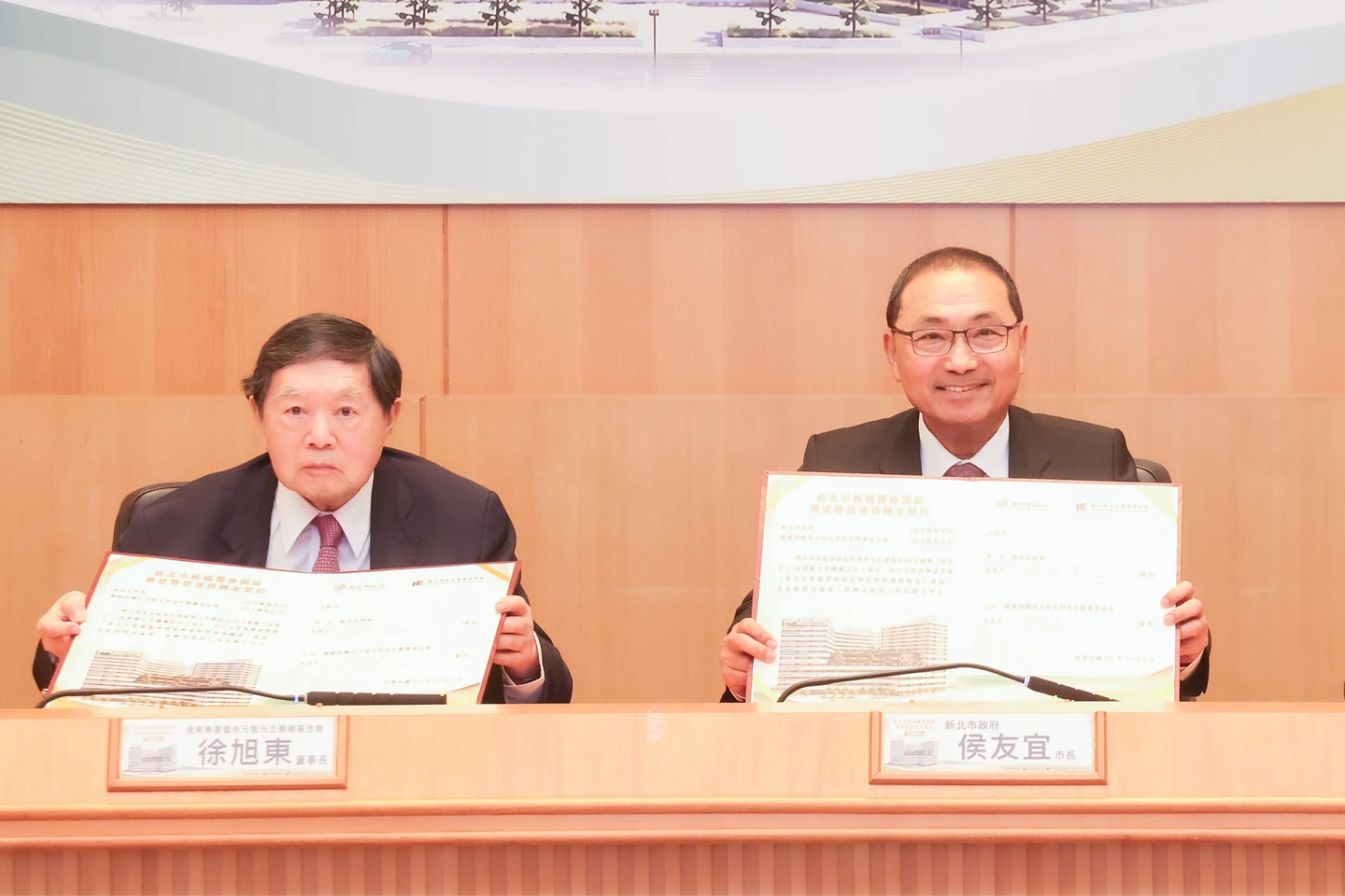 85歲徐旭東睽違16月首露面！坐輪椅同框侯友宜　簽約板橋醫療園區成焦點