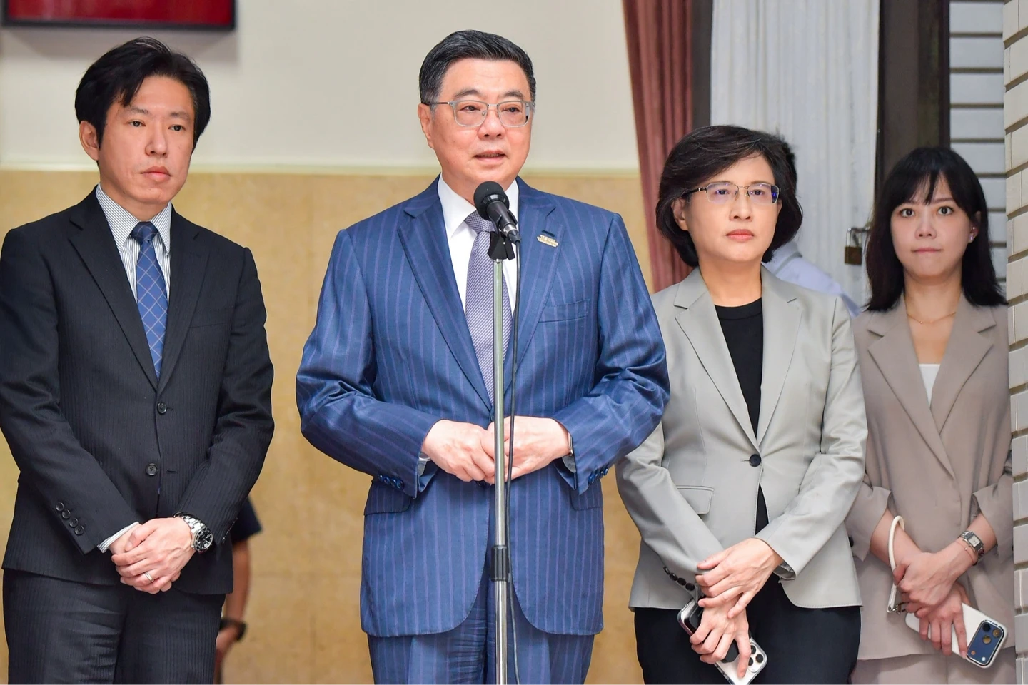 徐佳青遭爆讓兒充當攝影官、任夫駕公務車家聚　卓榮泰臉沉回應！外交部幫緩頰