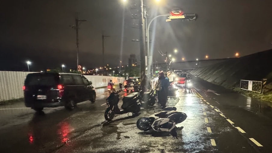 新北警處理車禍「剛下車」被撞飛！　肇事移工：雨天昏暗不慎釀禍