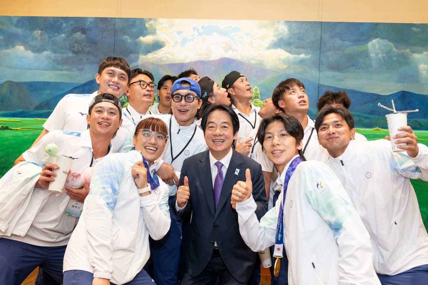 亞運英雄入府！賴清德喝到「高蛋白珍奶」直喊讚　跟林郁婷逗趣玩拍貼機