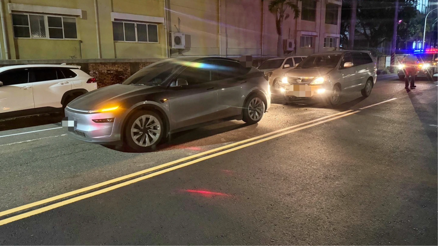 特斯拉等紅燈遭撞！下秒肇事車4人全跑了　傻眼畫面曝光