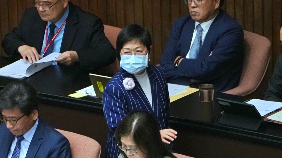 徐佳青再遭爆14歲兒當「攝影官」陪出訪、美籍夫開公務車！　北檢要查了
