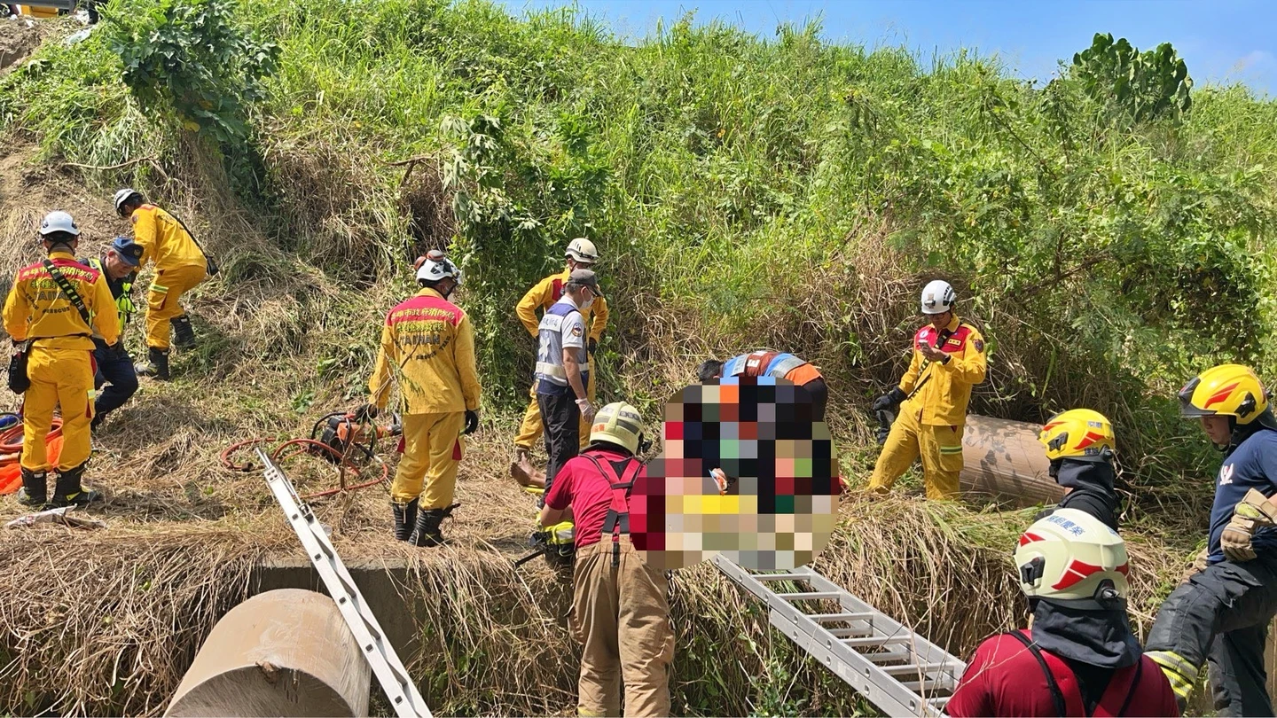 國3大貨車猛撞衝破護欄！飛墜邊坡「四輪朝天」慘況曝　60歲駕駛命危