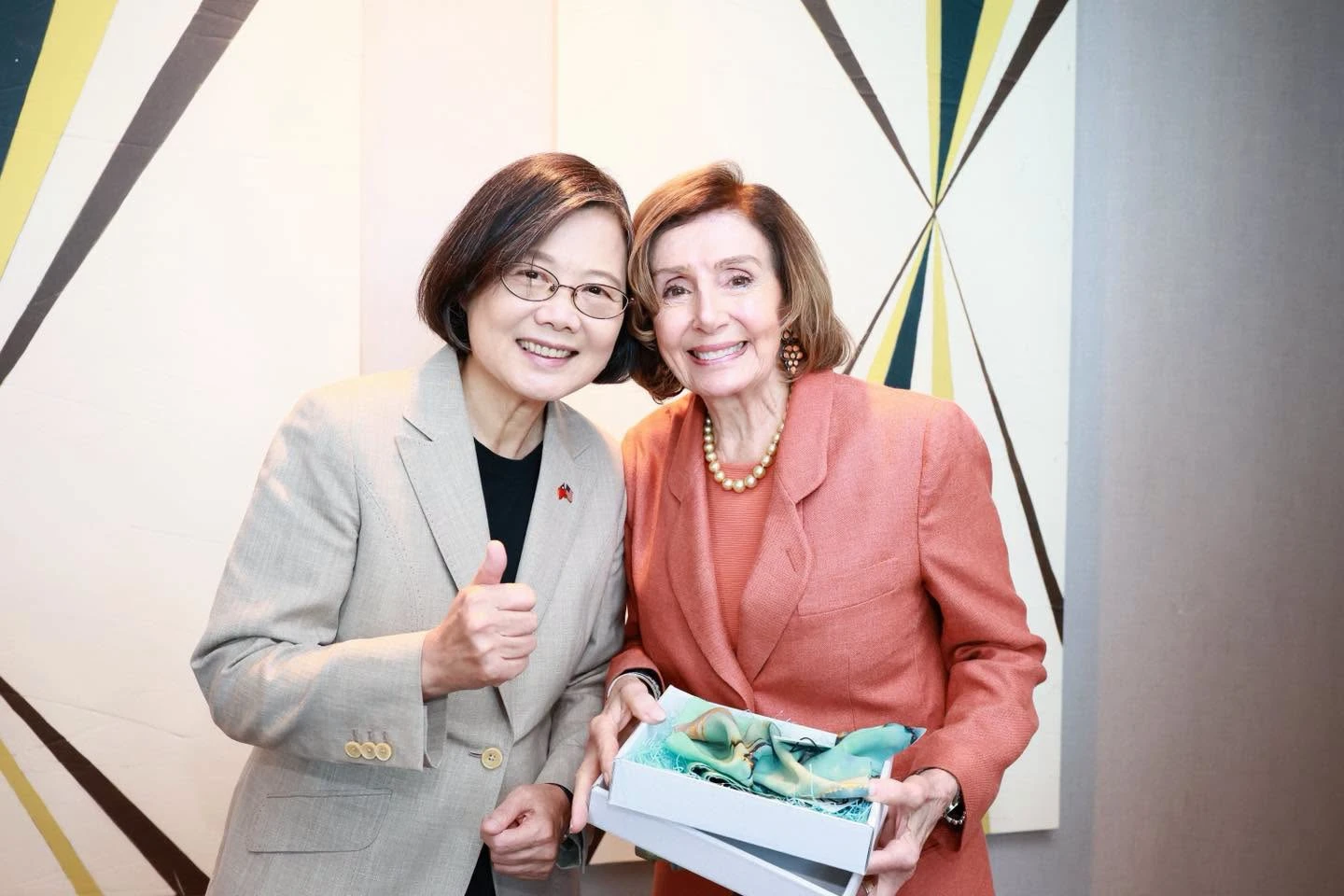 卸任後首訪美！蔡英文和裴洛西1動作洩交情　送「台灣絲巾」寓意曝光