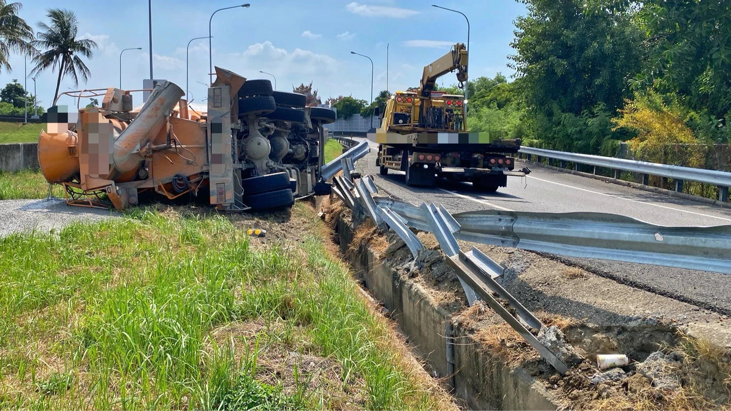 水泥車翻落新營交流道！車體變形司機受困　醫護衝現場打點滴搶命