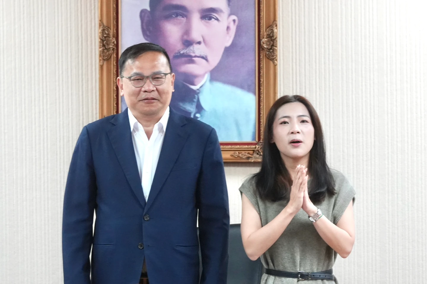 立院召委選舉藍白換場合作！空戰王徐巧芯、王義川任外交國防　合照拒握手