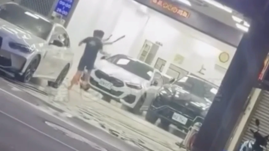 有片｜網路口角演變暴力砸車！台中2男尋仇撲空　誤認「網友躲店內」狠砸2輛BMW