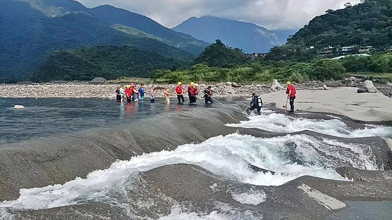 屏東來義大橋驚傳溺水！13歲男童戲水突失蹤　警消急派潛水人員搜救中