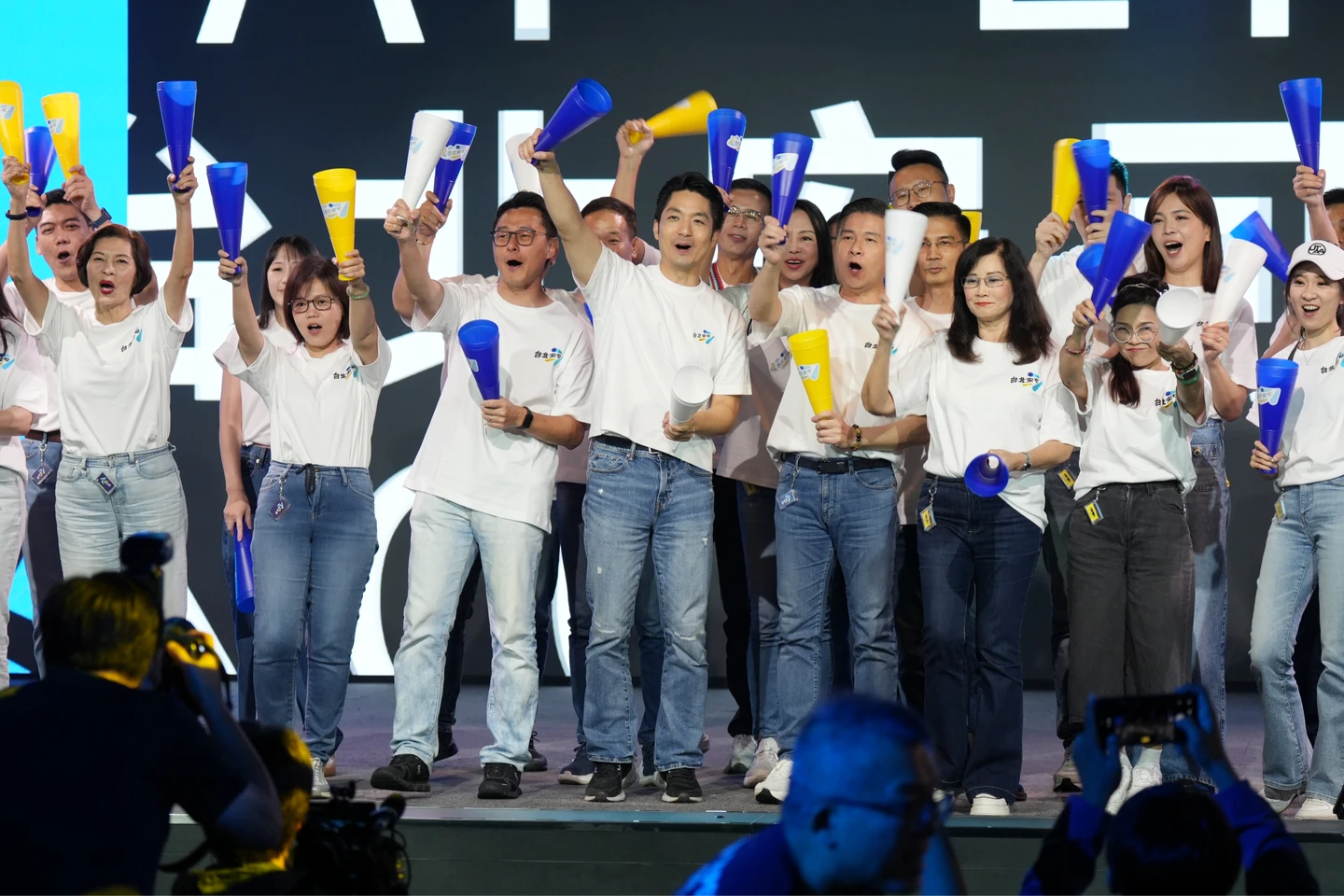 蔣萬安競選曲神速！全場僅哼得出這句　生生喝鮮奶、吸菸室都擠入歌詞