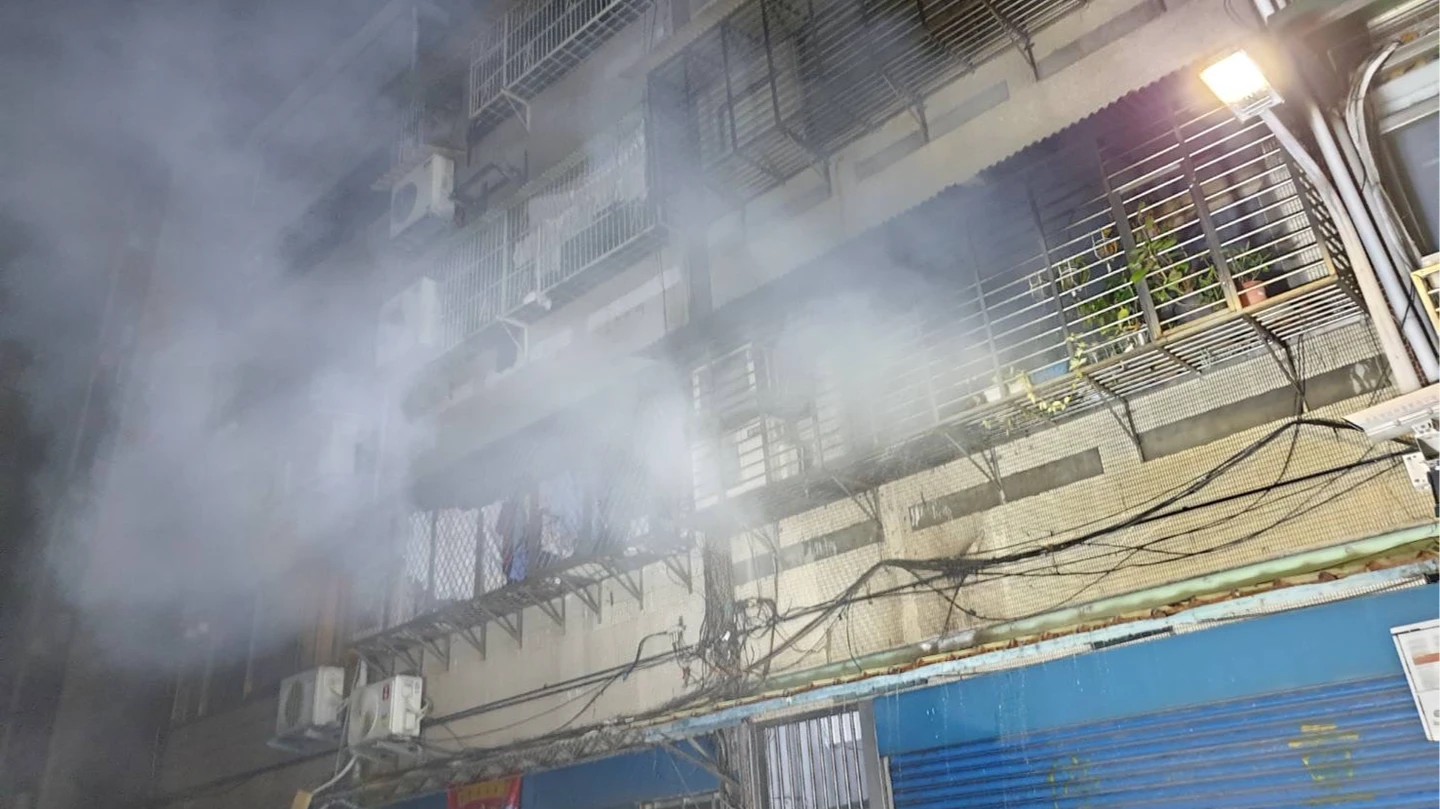北市公寓半夜竄惡火！警消救出4人　3人送醫1女意識不清