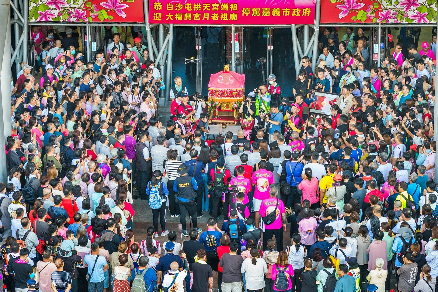 粉紅超跑時隔3年再刮旋風！白沙屯媽駐駕嘉義市府　黃敏惠率隊接駕