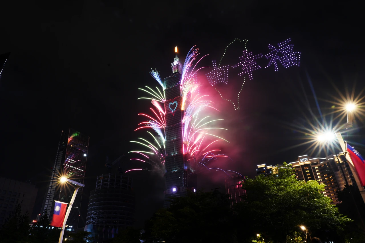 圖多｜101國慶煙火＋600架無人機點亮夜空　賈永婕：讓全世界看到台灣