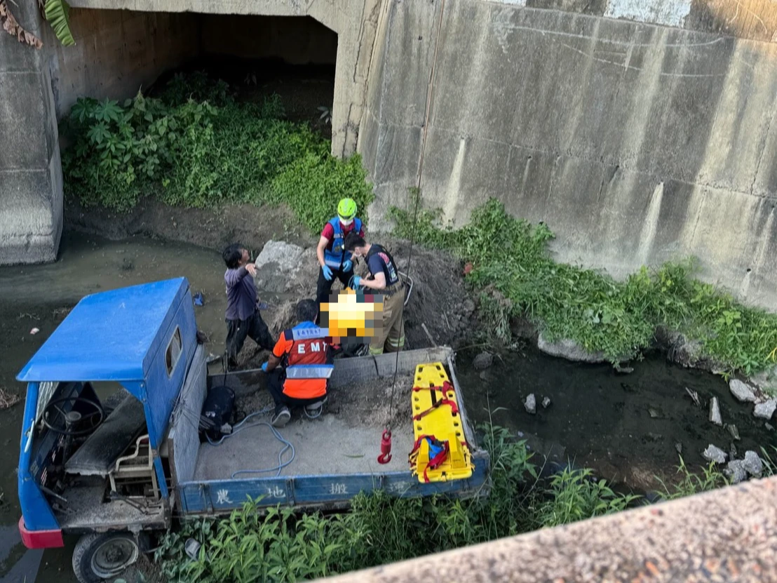 台南死亡車禍！小貨車衝進大排墜3米深溝　81歲駕駛身亡