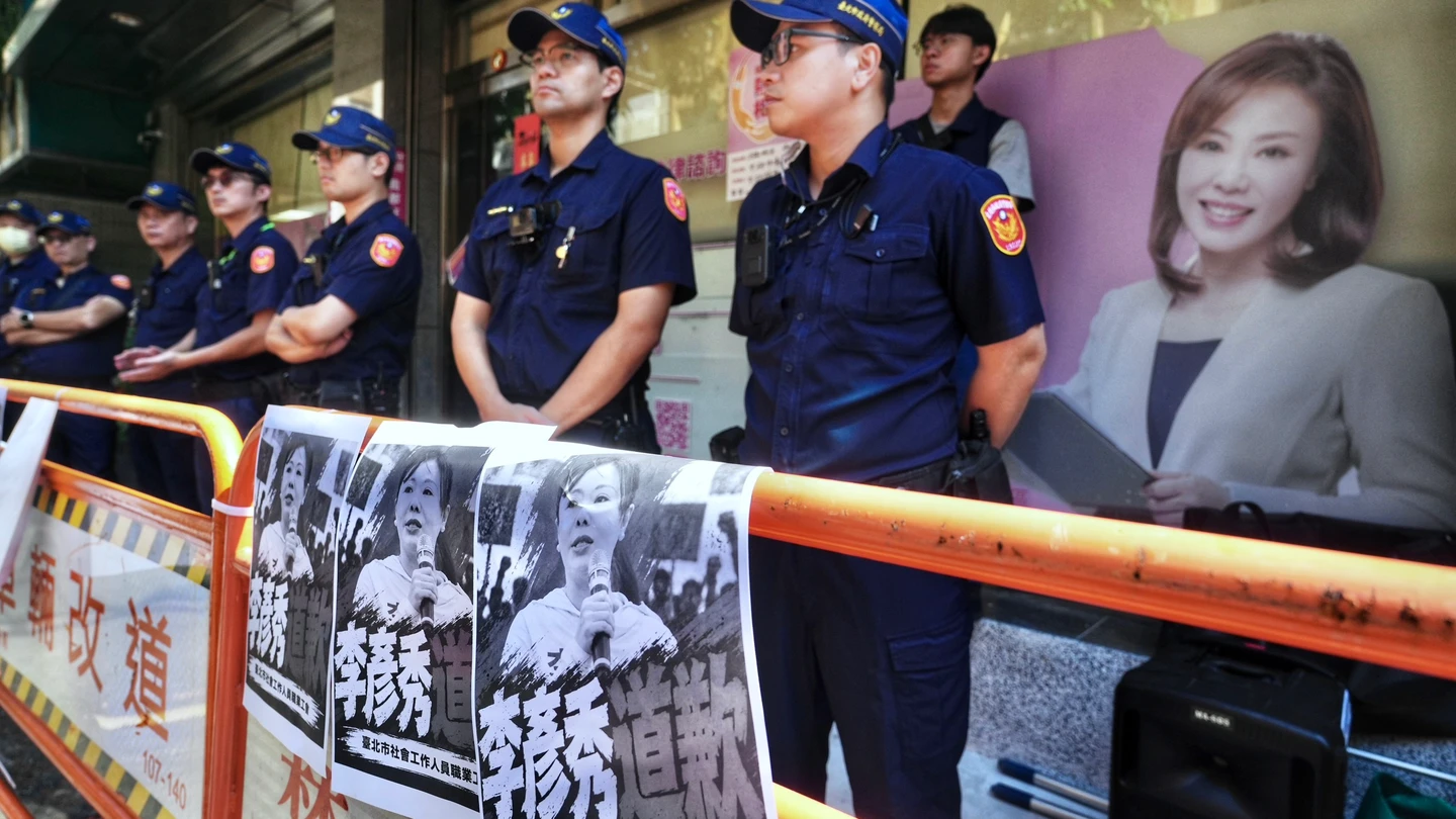 社工赴服務處抗議要求道歉遭拒馬攔　李彥秀：感佩與敬重社工的付出