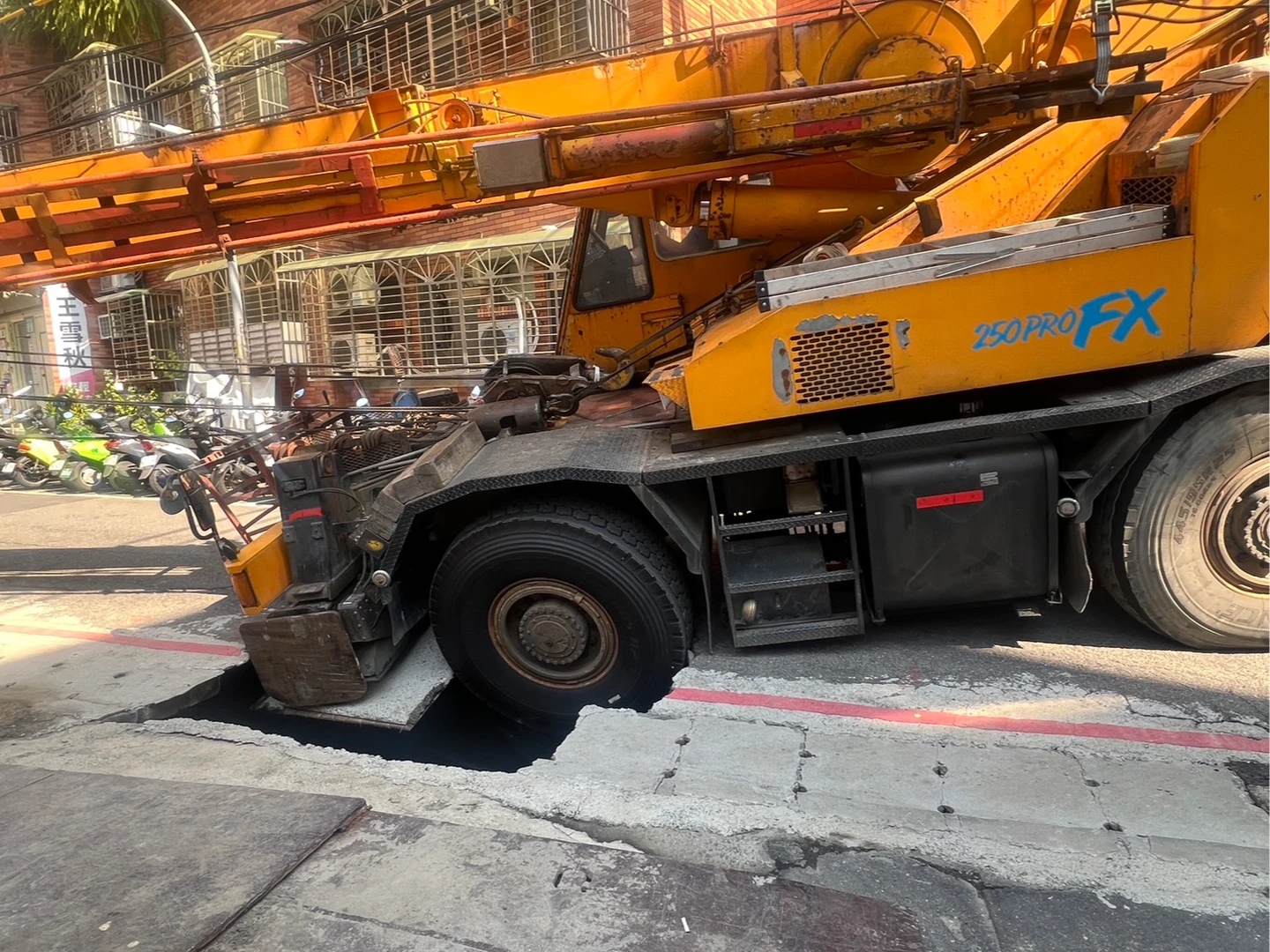 新北中和爆天坑！吊車路過陷入動彈不得　疑建案惹禍遭勒令停工
