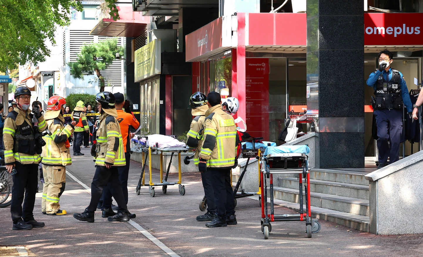 韓男雙手纏刀闖仁川超市狂揮傷人！顧客奮勇制伏　8送醫1心臟驟停