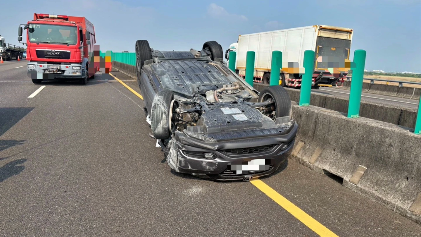 國1自撞「四輪朝天」引發亂流！後車急閃又釀另車撞護欄　4人受傷送醫