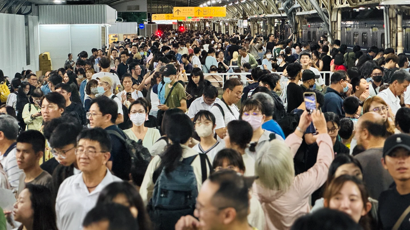 圖多｜萬人擠爆台南車站！百年地上鐵道「最後一夜」　末班自強號鳴笛告別