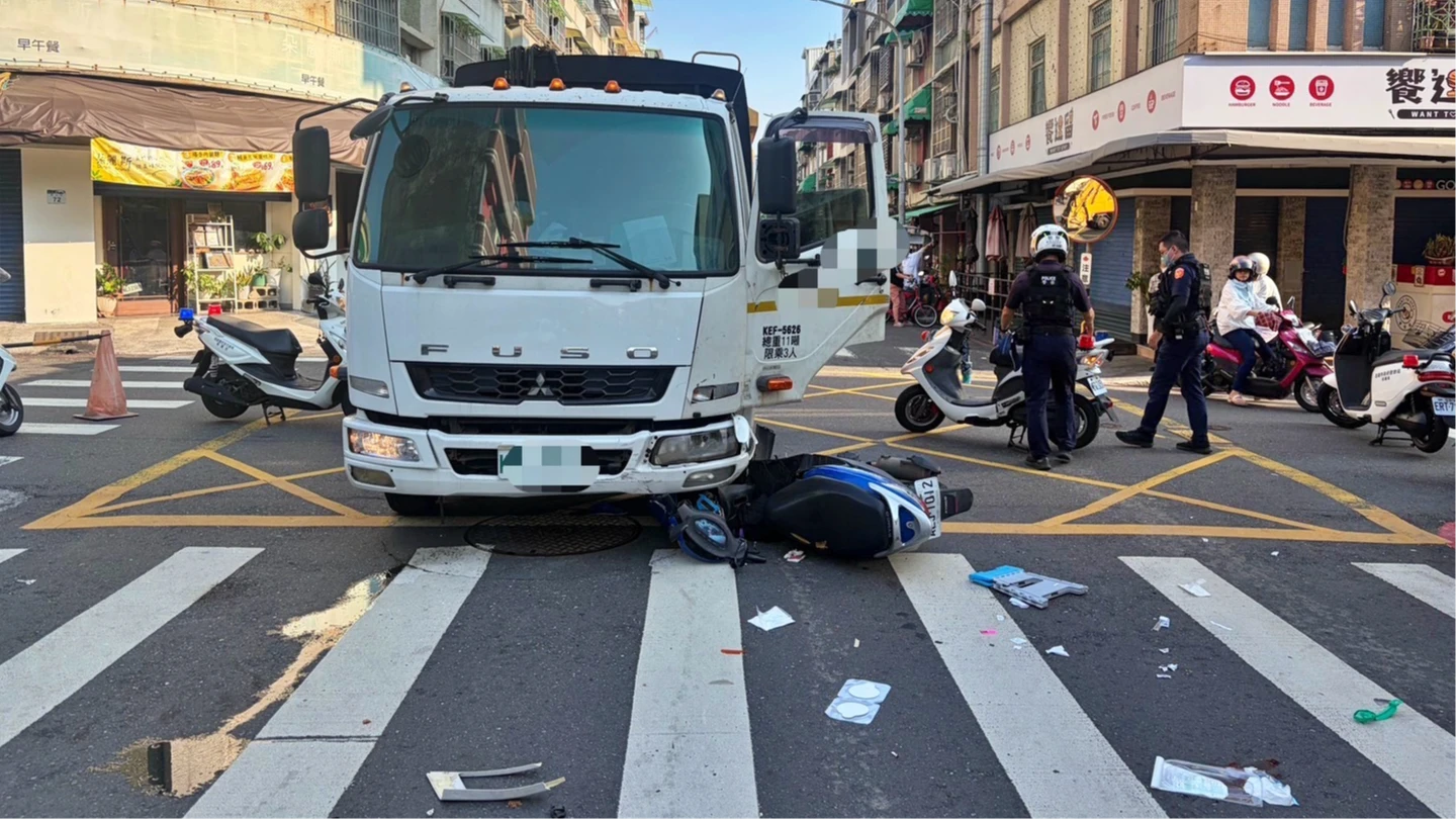 驚悚片｜雙方都沒停！高雄資源回收車過巷口猛撞機車　69歲騎士傷重不治
