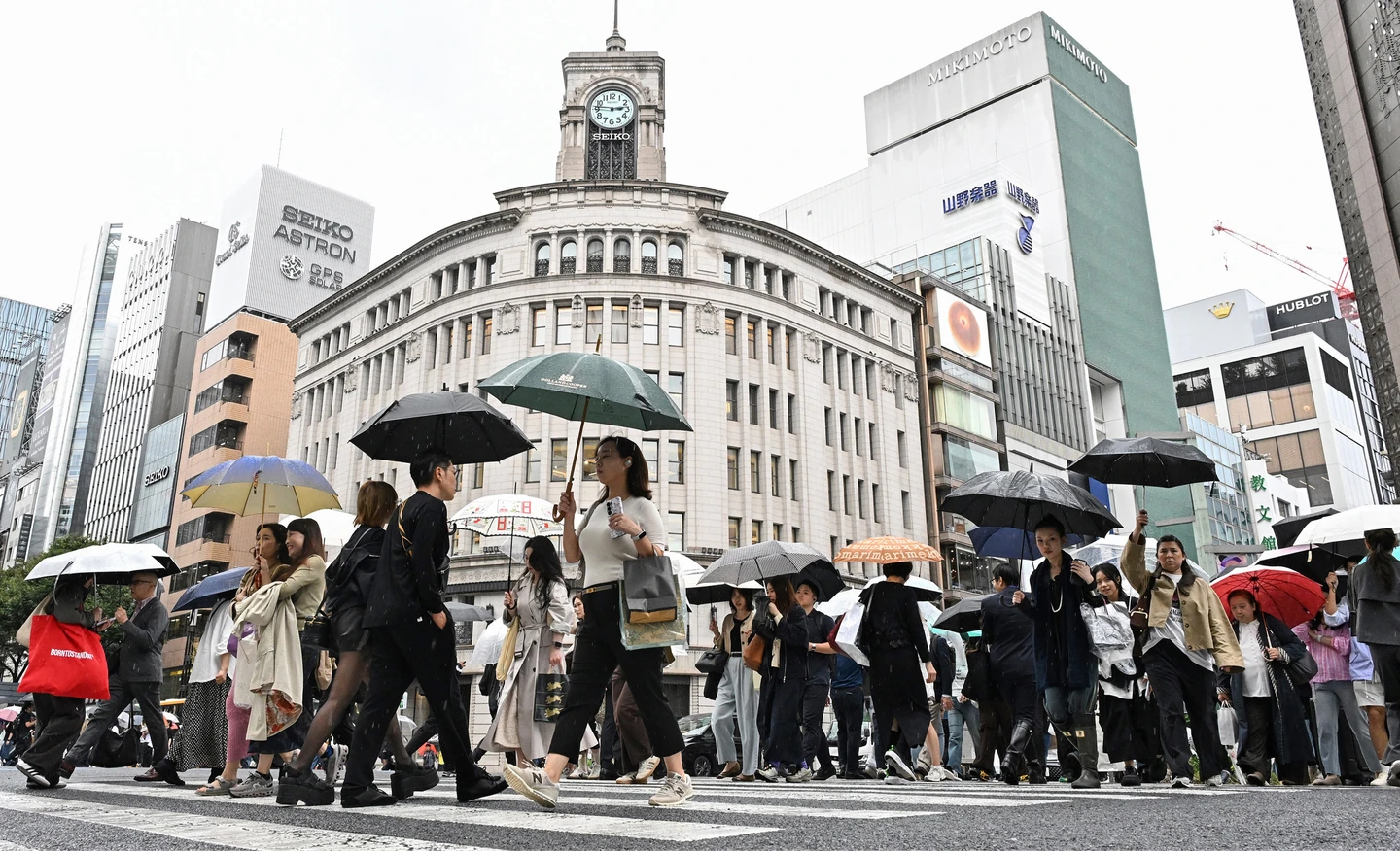 文化衝突又一樁！外國遊客銀座「路邊這行為」　日本人很困擾：感覺很髒