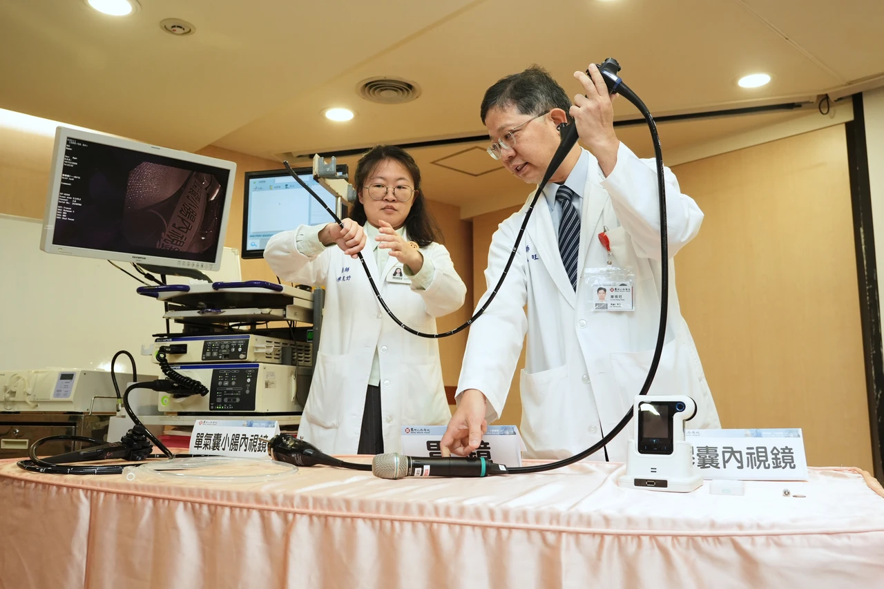 80多歲翁誤吞假牙卡腸道2個月！　馬偕醫院「免開刀」15分鐘取出