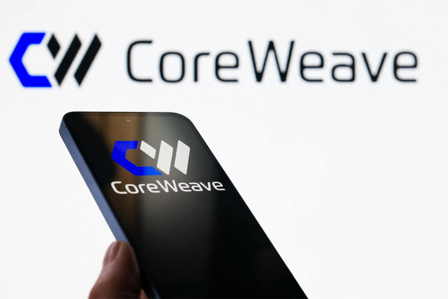 輝達「親兒子」CoreWeave違約風險升　黃仁勳喊話救市：實力每天增強