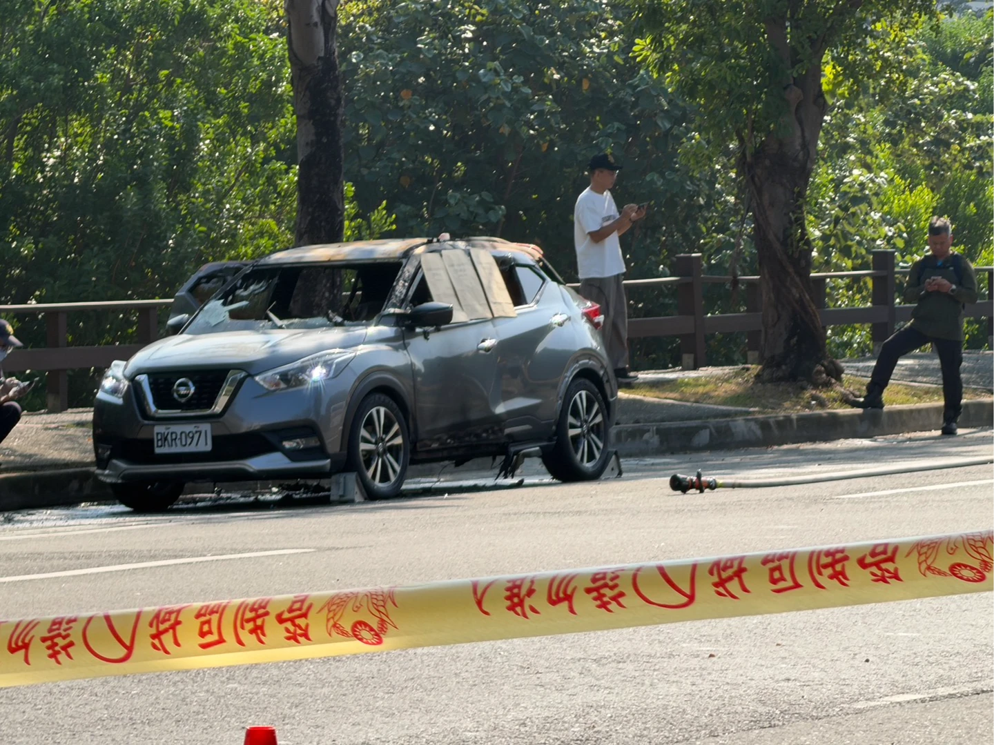 濃煙從車內竄出！高雄十全三路驚傳火燒車　「2具焦屍」疑一男一女