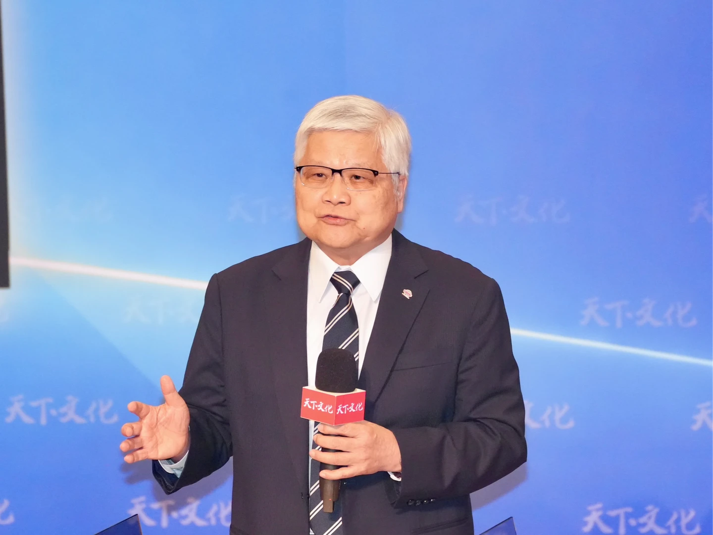 魏哲家幽默自曝「早知法說後股價會降」！笑稱心情差　用ChatGPT寫序要大家多用AI