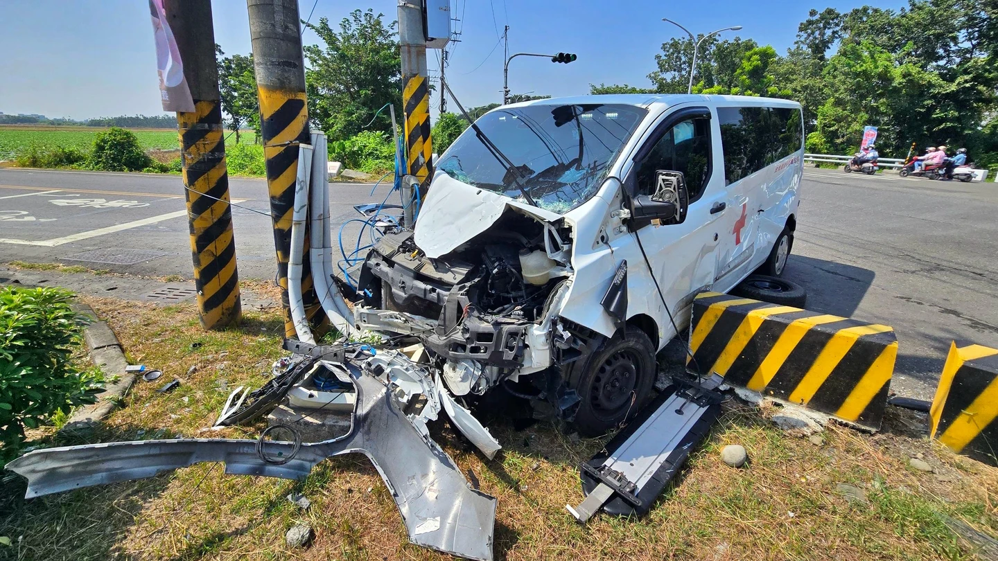 屏東救護車鳴笛載95歲阿嬤就醫！半路殺出小貨車　車頭撞爛釀3傷