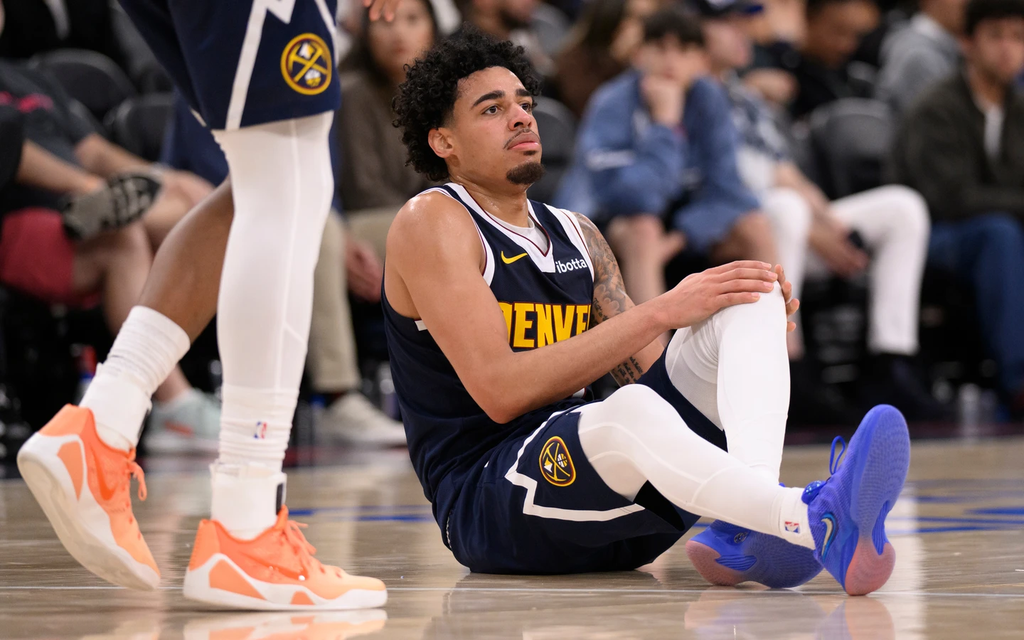 NBA｜左膝不自然彎曲還遭重壓！金塊年輕前鋒遭遇嚴重膝傷退場　總教練遺憾曝傷情