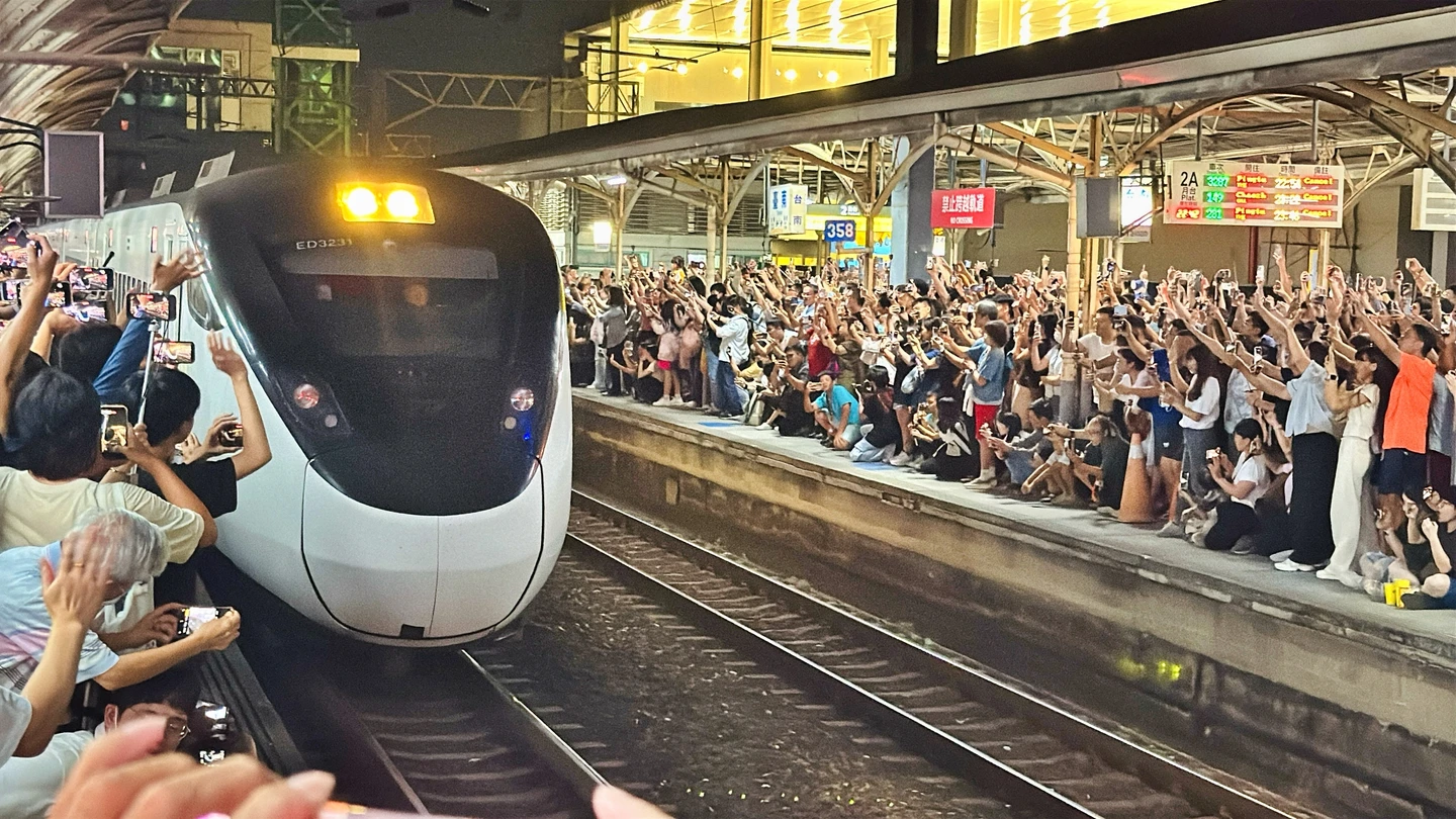 有片｜萬人擠爆台南車站！百年地上鐵道「最後一夜」　末班自強號3聲鳴笛感性告別
