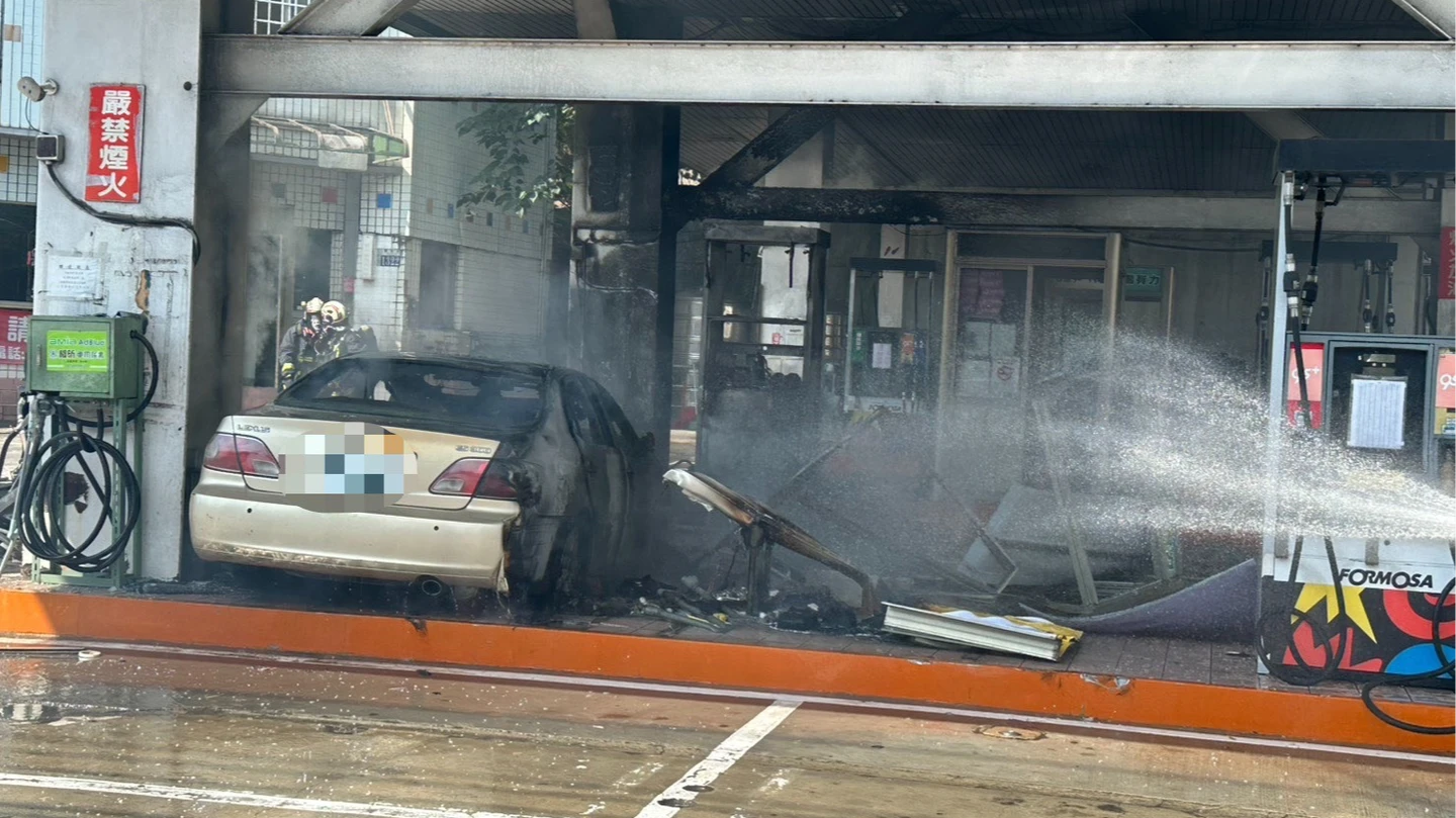 有片｜轎車失控直撞加油站狂燒！驚悚畫面曝　駕駛：身體不適