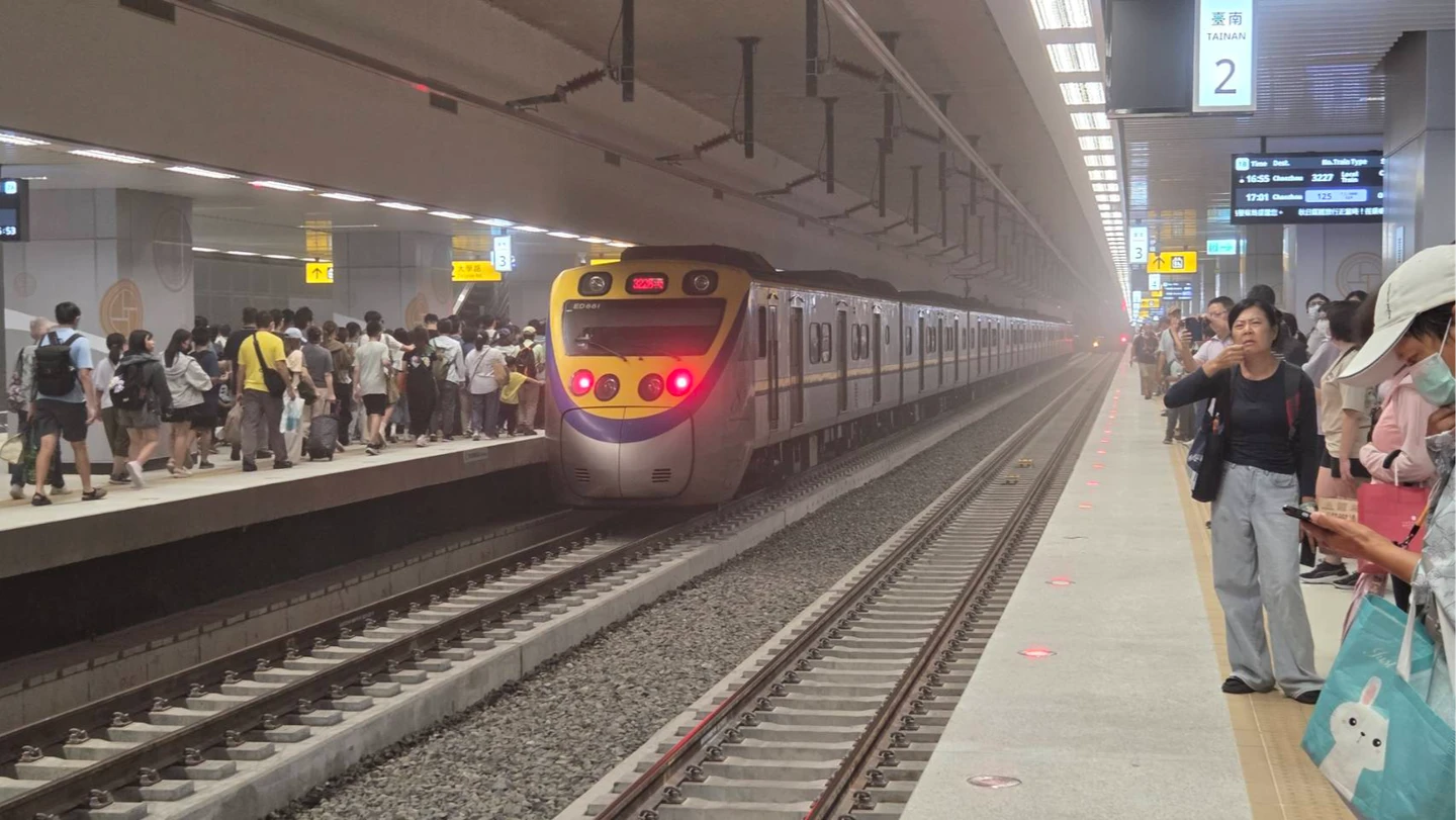 新台南車站啟用首日狀況多！粉塵嚴重、廁所污水溢流　鐵道局曝原因
