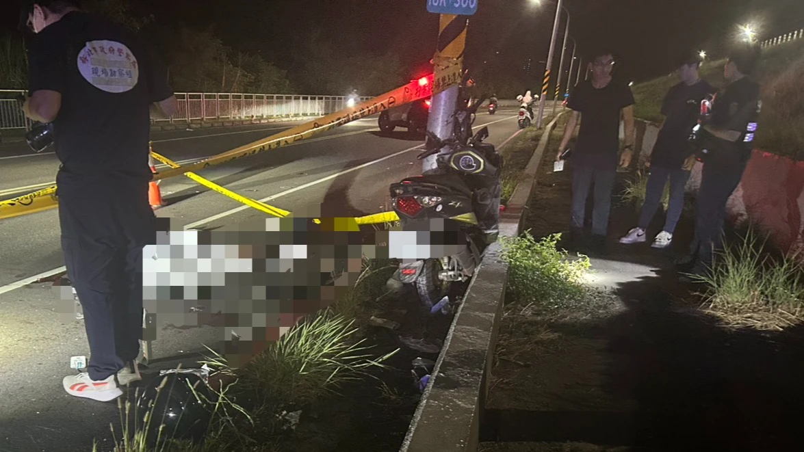 新北小情侶騎車自撞路燈！未成年少女頭破身亡　男友送醫不治