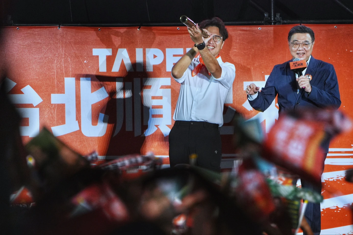 送沈伯洋「船長望遠鏡」！卓榮泰喊：選伯洋救萬安，他就不用打地鼠陪國昌