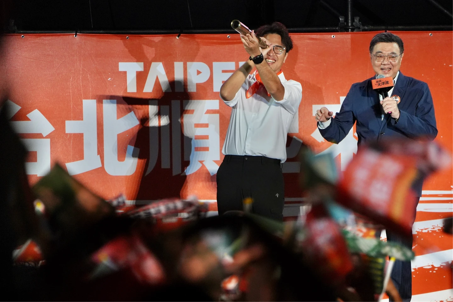 送沈伯洋「船長望遠鏡」！卓榮泰喊：選伯洋救萬安，他就不用打地鼠陪國昌