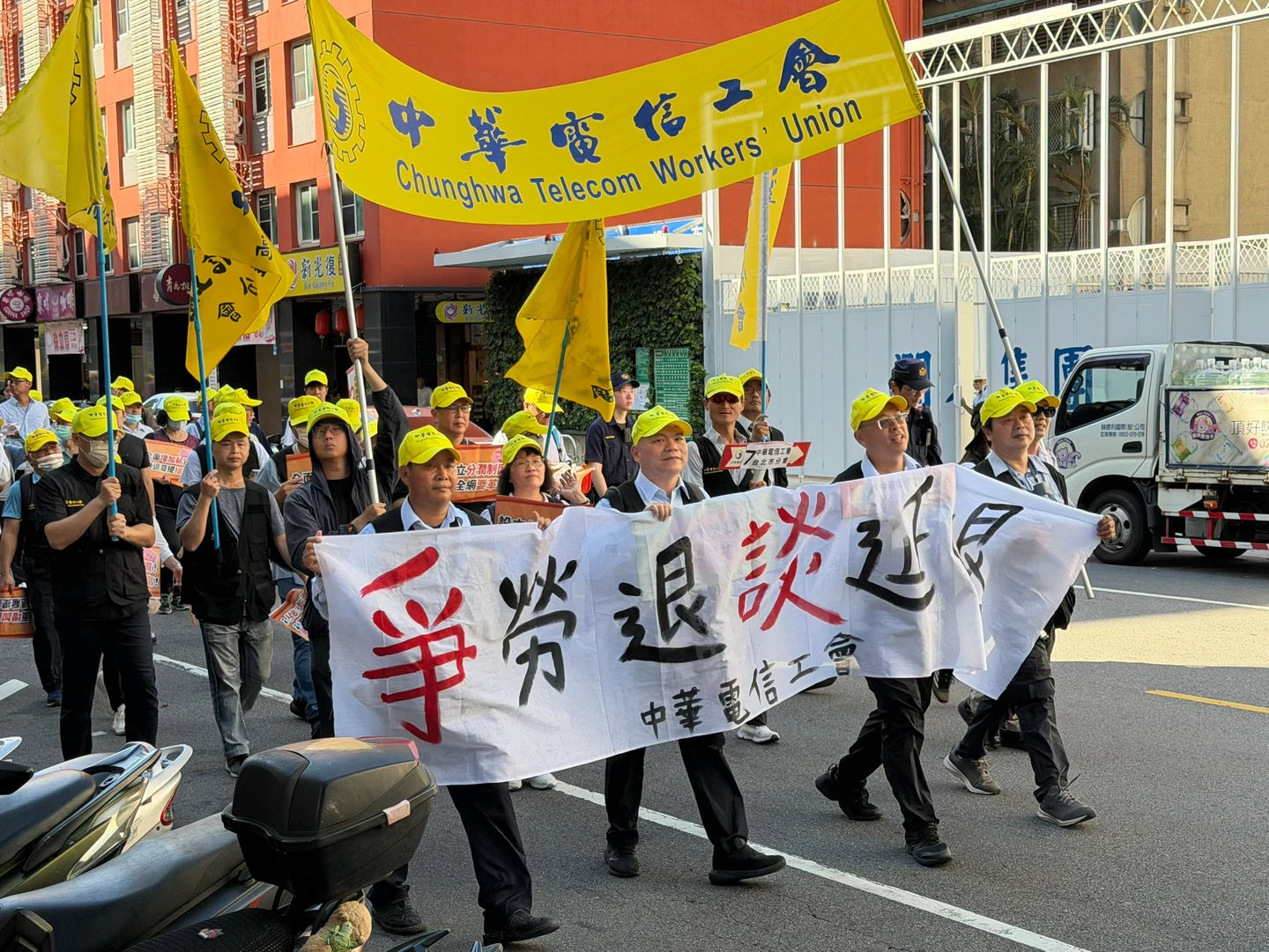 控董座向交通部造謠「工會是強盜土匪」　中華電工會上凱道抗議