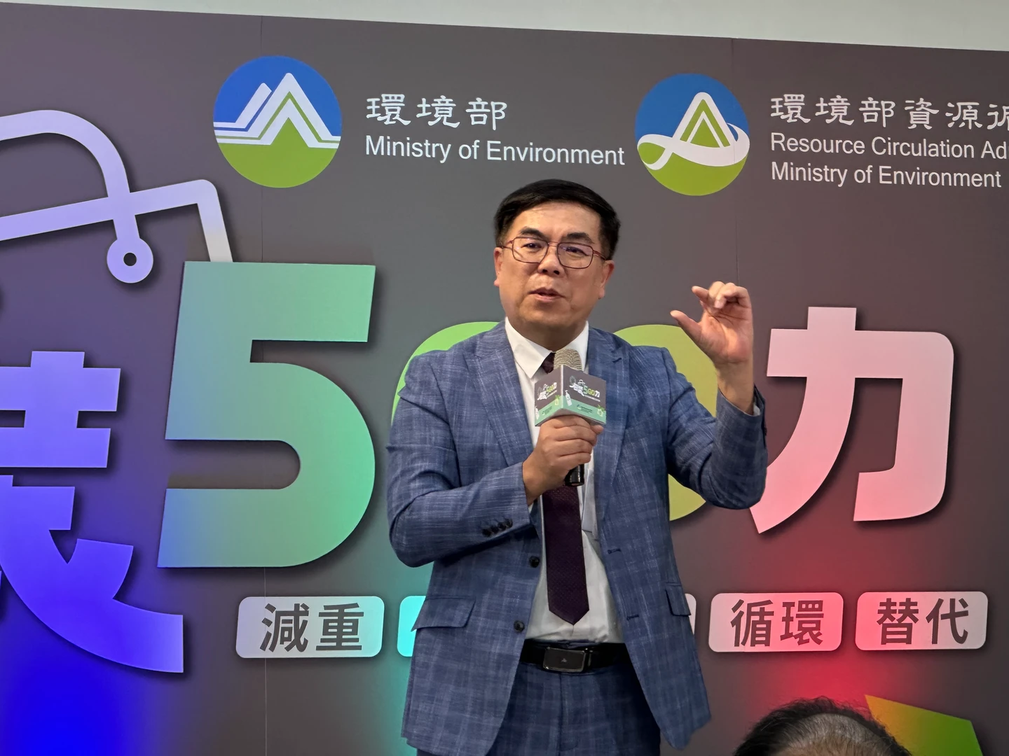 候選人狂掛一次性塑膠看板打臉減塑政策　環境部長彭啓明：與中選會研議減量