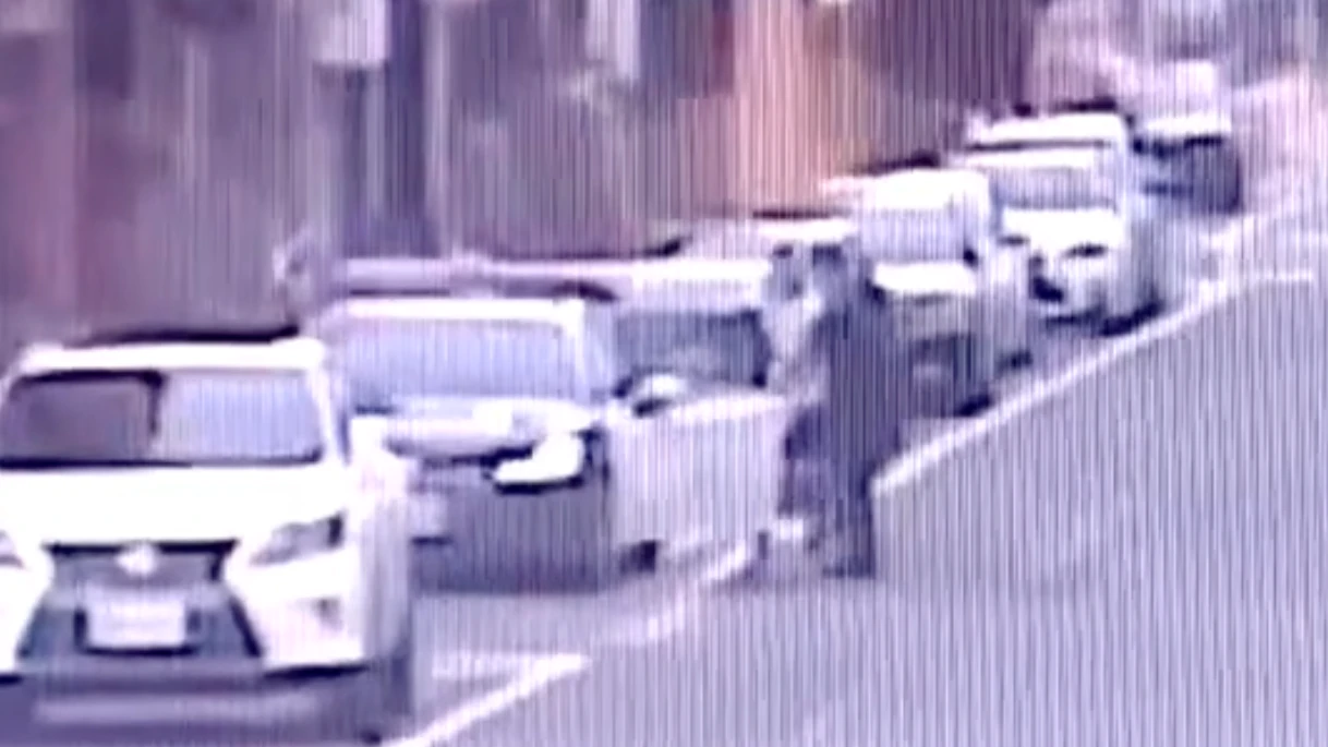 醉男鑽警車嬉鬧友還拍片po網！遭警驅趕還不下車　下場出爐