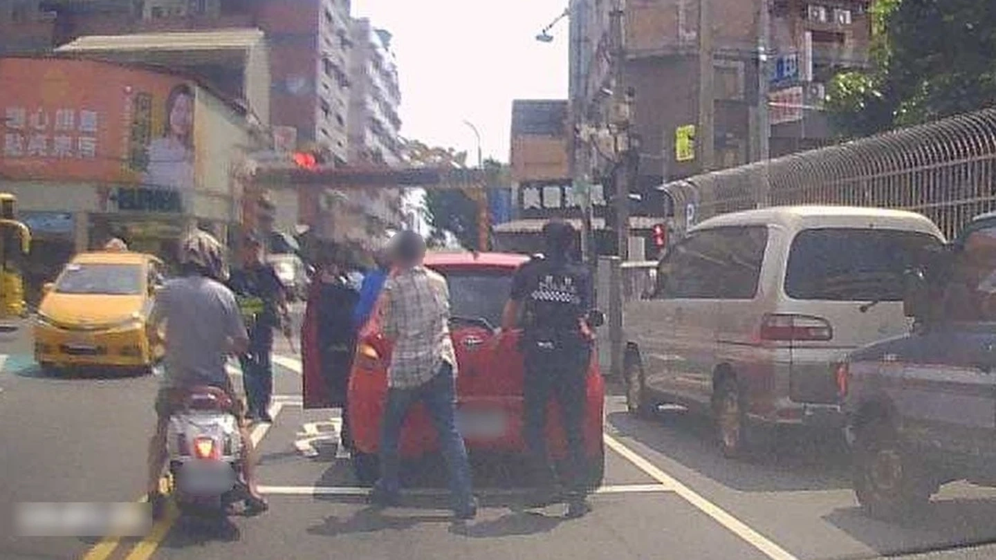 有片｜綠燈亮了卻停路中不動！女駕駛慌張下車又上車　警一看秒懂急出手