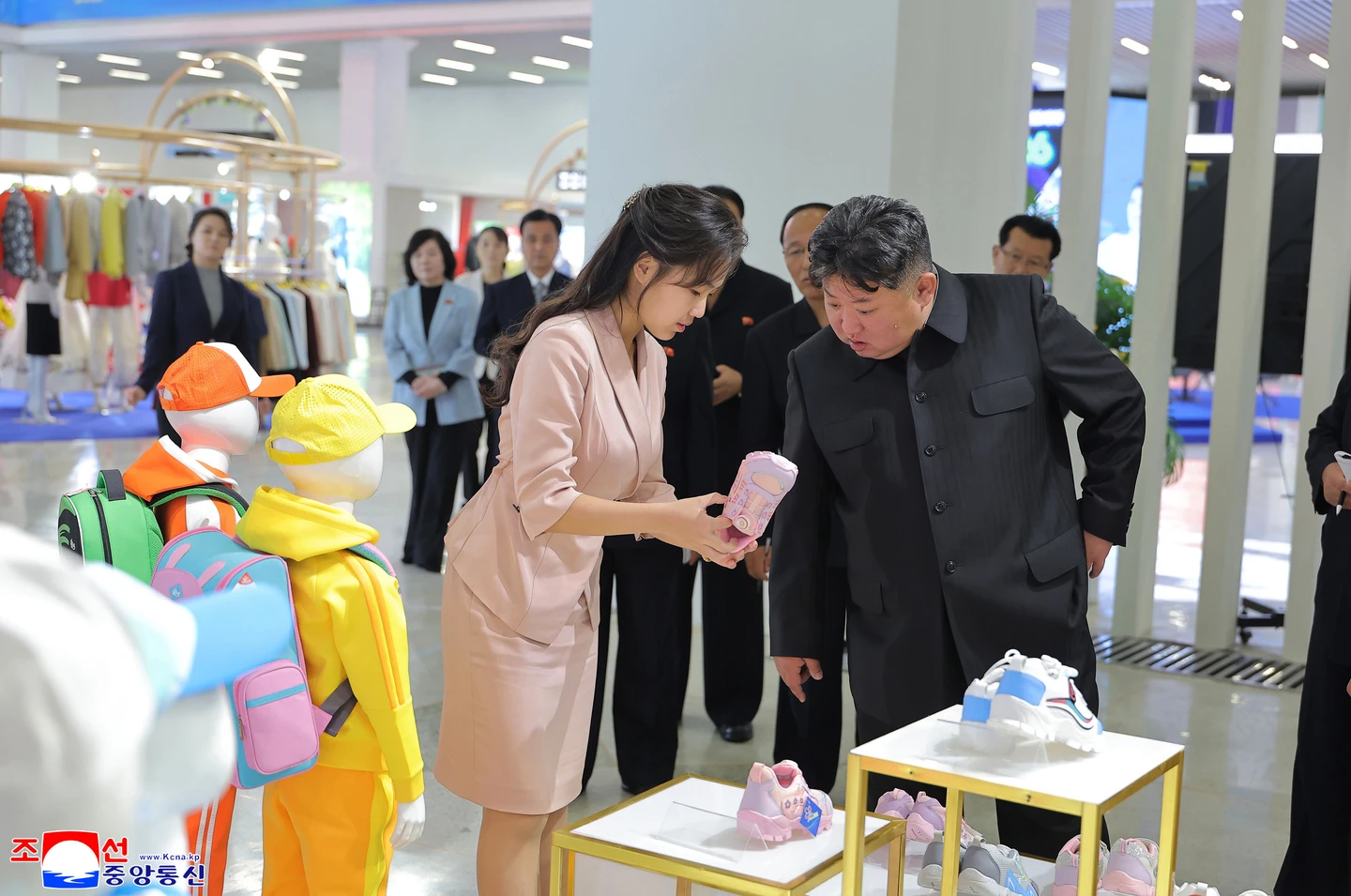 網路瘋傳金正恩送北京急救死訊　北韓官媒曝他偕妻女出席活動照